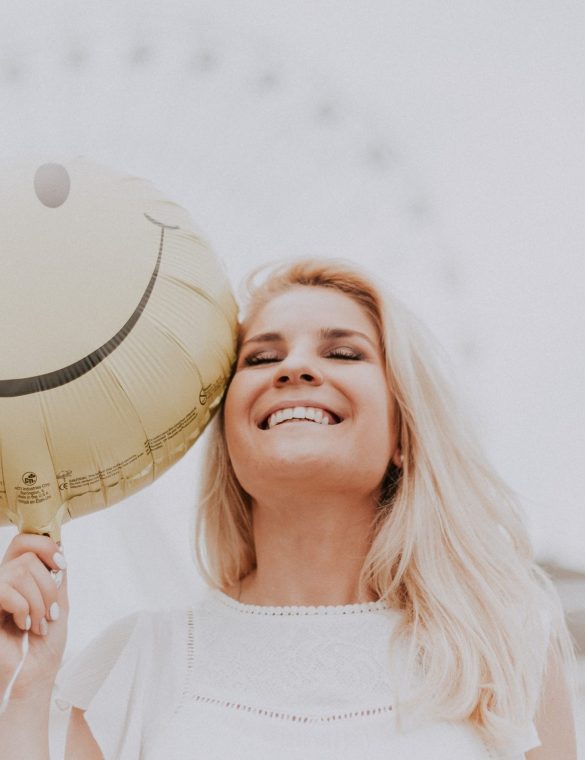 woman-holding-a-smiley-balloon-1236678 (1)